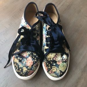Dirty Laundry floral sneakers w blue satin laces.